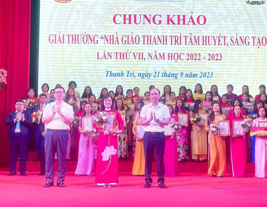 Cô Ngô Thị Hà được trao giải thưởng &quot;Nhà giáo Thanh Trì tâm huyết, sáng tạo&quot; lần thứ VII năm học 2022-2023.