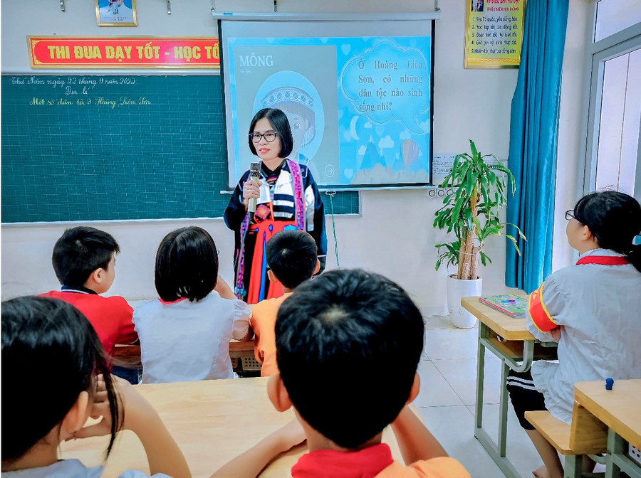 Tiết Địa lý bài: &quot;Một số dân tộc ở Hoàng Liên Sơn&quot;, cô Hà đã mời 1 phụ huynh học sinh của lớp là người dân tộc Thái, mặc trang phục dân tộc đến lớp để chia sẻ với các em.