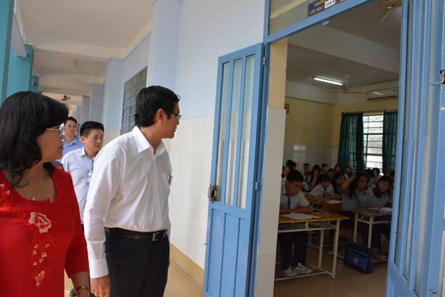 Thứ trưởng Nguyễn Văn Phúc kiểm tra một lớp học sẽ là phòng thi trong vài ngày tới Thứ trưởng Nguyễn Văn Phúc kiểm tra một lớp học sẽ là phòng thi trong vài ngày tới