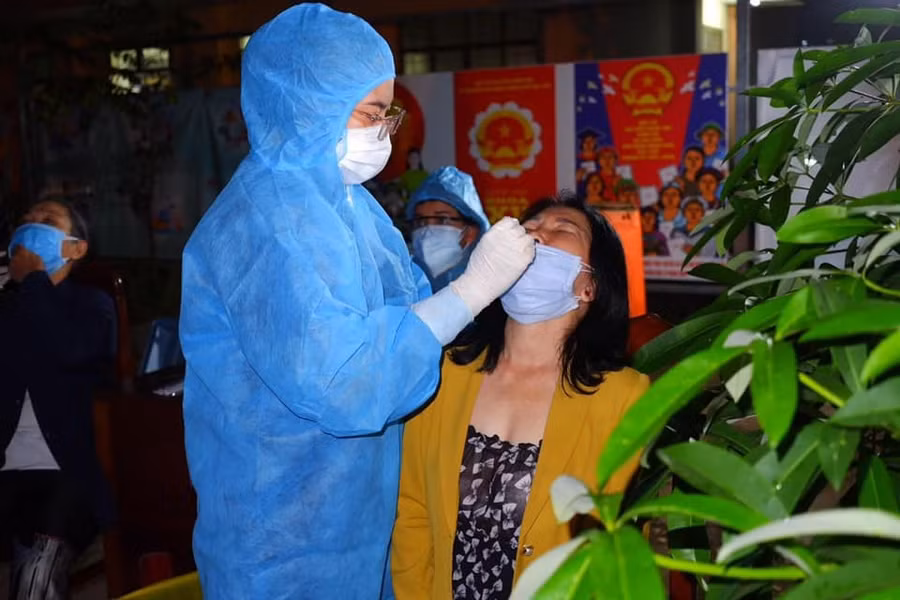 Người dân nhiều phường tại Quận Gò Vấp, TP Hồ Chí Minh phải lấy mẫu tầm soát Covid-19 trong đên vì ổ dịch tại Hội Tin lành truyền giáo Phục Hưng.