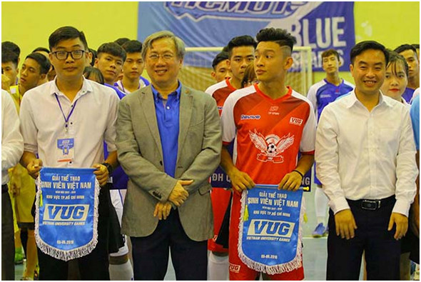 Các trường tham dự giải nhận cờ lưu niệm từ BTC VUG 2018 Các trường tham dự giải nhận cờ lưu niệm từ BTC VUG 2018