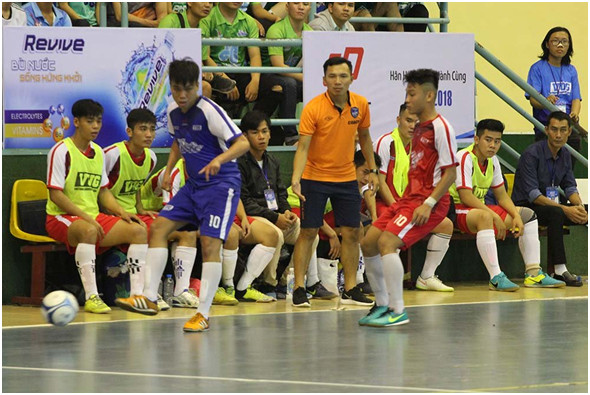 HLV Trần Đình Tình (áo cam) từng lên ngôi vô địch với HIU năm 2014 ở vai trò cầu thủ HLV Trần Đình Tình (áo cam) từng lên ngôi vô địch với HIU năm 2014 ở vai trò cầu thủ