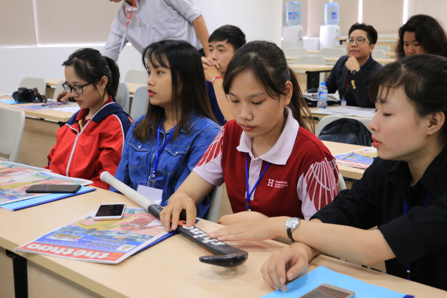 Giờ học lý thuyết của các học viên khóa đầu tiên môn Hockey tại HIU Giờ học lý thuyết của các học viên khóa đầu tiên môn Hockey tại HIU