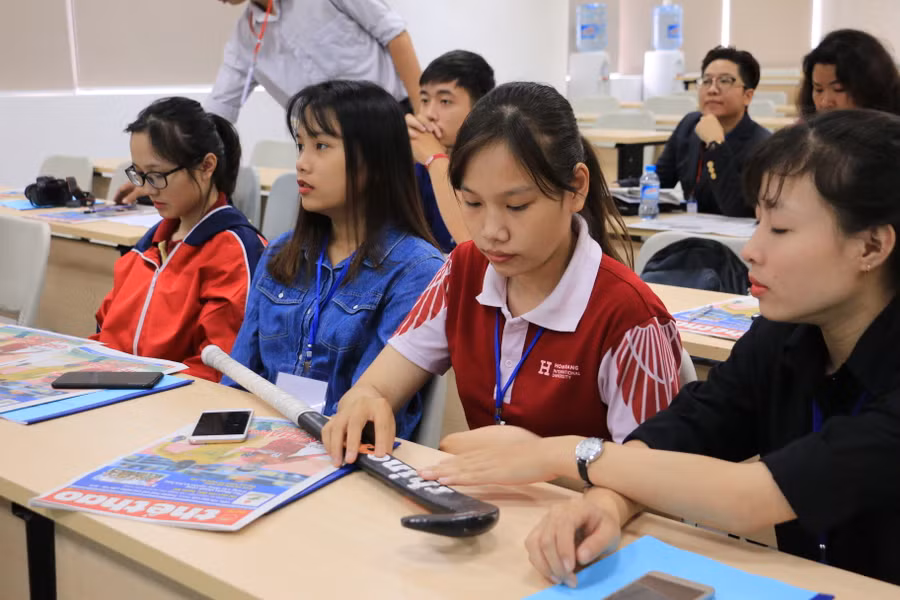 Giờ học lý thuyết của các học viên khóa đầu tiên môn Hockey tại HIU