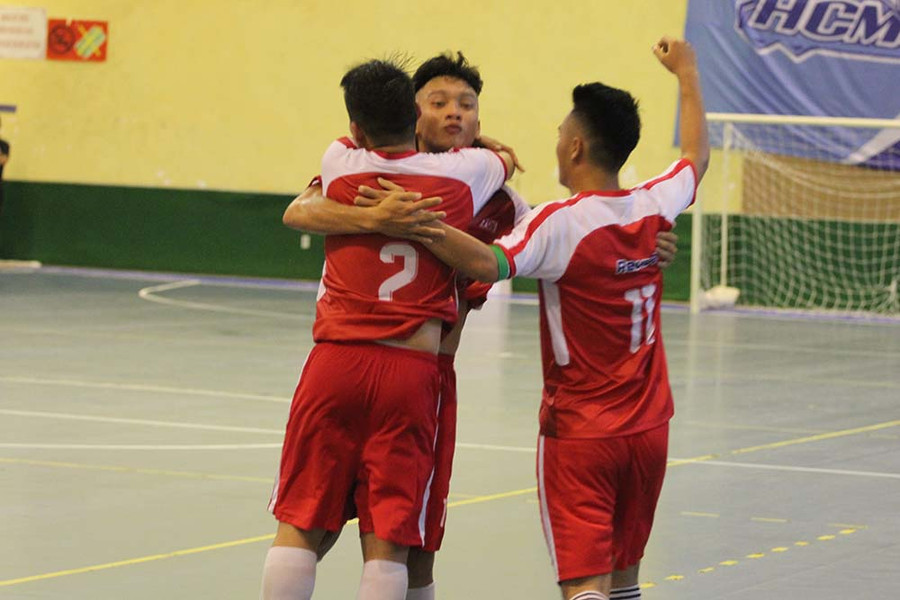 Các cầu thủ của HIU ăn mừng chiến thắng Các cầu thủ của HIU ăn mừng chiến thắng