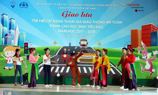 Giao lưu phần năng khiếu, biểu diễn tiểu phẩm, thơ ca hò vè… Giao lưu phần năng khiếu, biểu diễn tiểu phẩm, thơ ca hò vè…