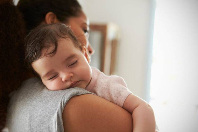 Đây là lý do vì sao đứa trẻ nào cũng thích ngủ trên vai mẹ