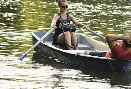 Anh cứ nằm ngắm cảnh, chèo chống cứ để em lo. Anh cứ nằm ngắm cảnh, chèo chống cứ để em lo.