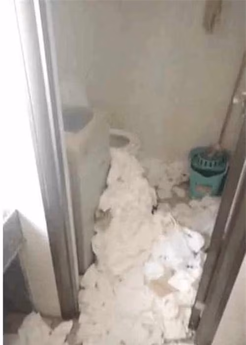 suy sup vi that tinh, co gai tu nhot minh trong can phong day rac boc mui hoi thoi - 4