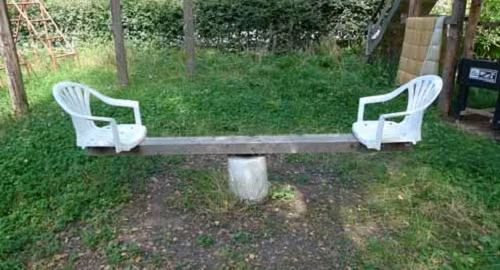 Bập bênh ghế dựa.