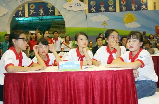 Các đội tham gia giao lưu và trả lời các câu hỏi về kiến thức ATGT