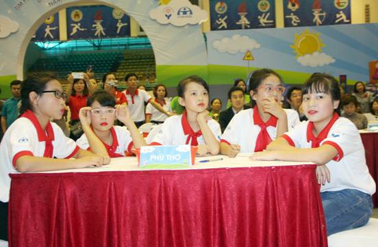 Các đội tham gia giao lưu và trả lời các câu hỏi về kiến thức ATGT