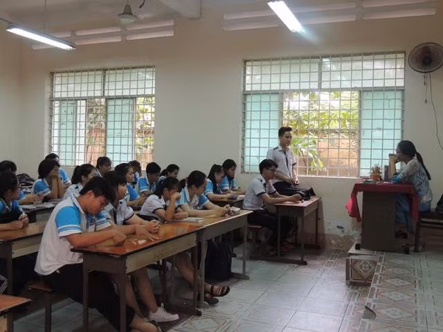 Giờ chia sẻ tâm tư nguyện vọng của học sinh lớp 11A1 với cô giáo Trần Thị Minh Châu