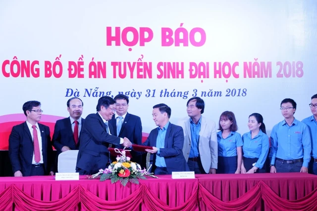 Đại diện trường ĐH Bách khoa, ĐH Đà Nẵng ký kết hợp tác đào tạo, hợp tác tuyển dụng với các doanh nghiệp. 