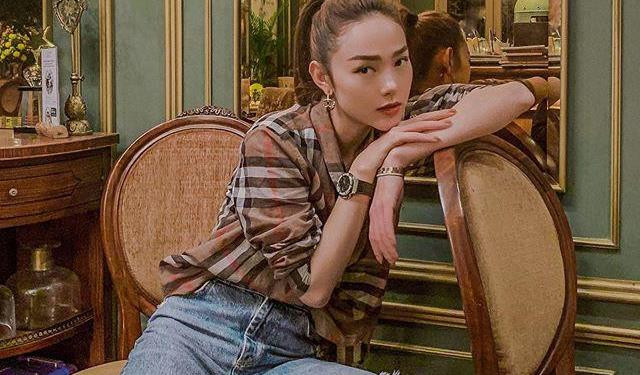 Muốn trung hòa lại độ "bụi bặm" của jeans rách khi xuất hiện tại công sở, một chiếc áo sơmi kín đáo sẽ hoàn thiện cho bạn vẻ ngoài vừa năng động lại cực kì thời thượng. 