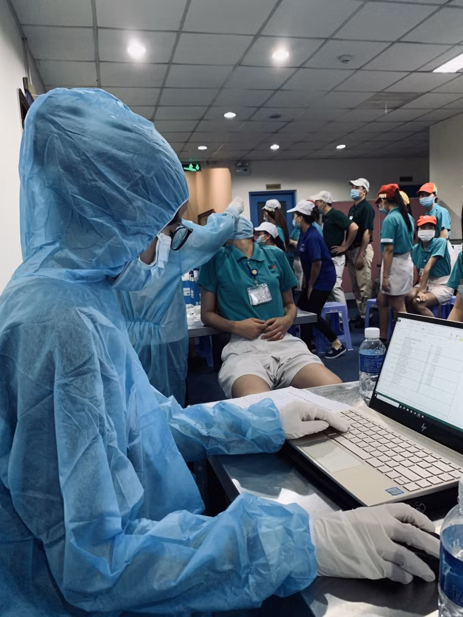 Sinh viên của Trường ĐH Nguyễn Tất Thành đang tham gia lấy mẫu test Covid-19 cho người dân