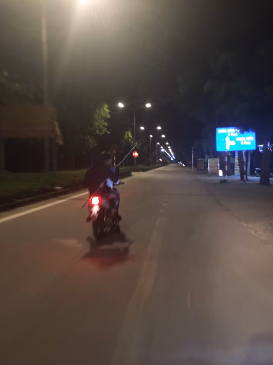 Hình ảnh các thanh thiếu niên cầm hung khí phóng trên đường tại Ninh Bình.