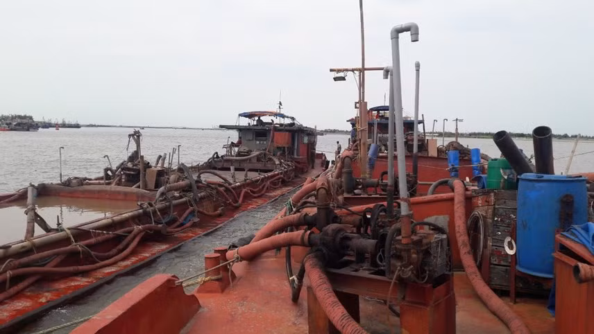 Nam Định: Bắt giữ 4 tàu khai thác cát trái phép 