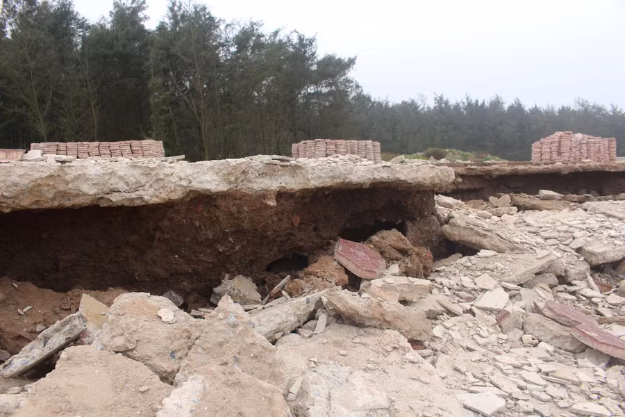 Chỉ sau vài năm, bờ kè với tổng vốn 100 tỉ do UBND huyện Nghĩa Hưng làm chủ đầu tư, nhà thầu thi công là Cty CP Tập đoàn Xuân Trường... đã tan hoang.