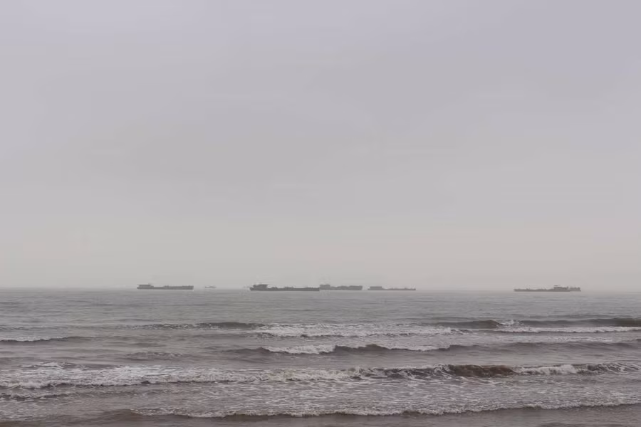 5 chiếc tàu hút cát trên biển Nghĩa Hưng vào năm 2019.