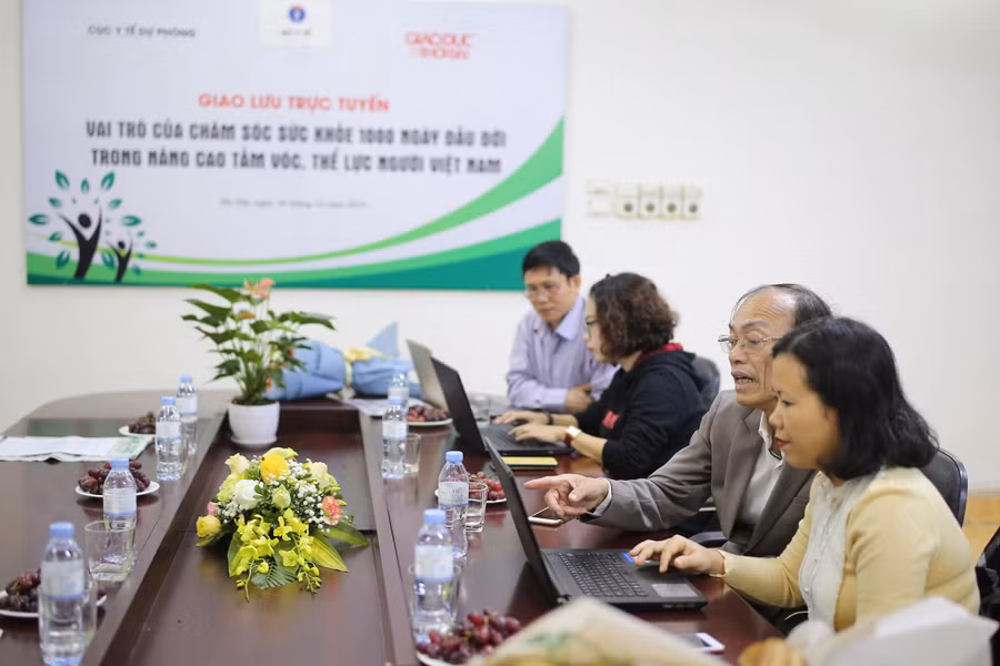 Toàn cảnh cuộc giao lưu trực tuyến “Chăm sóc sức khỏe 1.000 ngày đầu đời, nâng cao tầm vóc, thể lực người Việt”. Toàn cảnh cuộc giao lưu trực tuyến “Chăm sóc sức khỏe 1.000 ngày đầu đời, nâng cao tầm vóc, thể lực người Việt”.