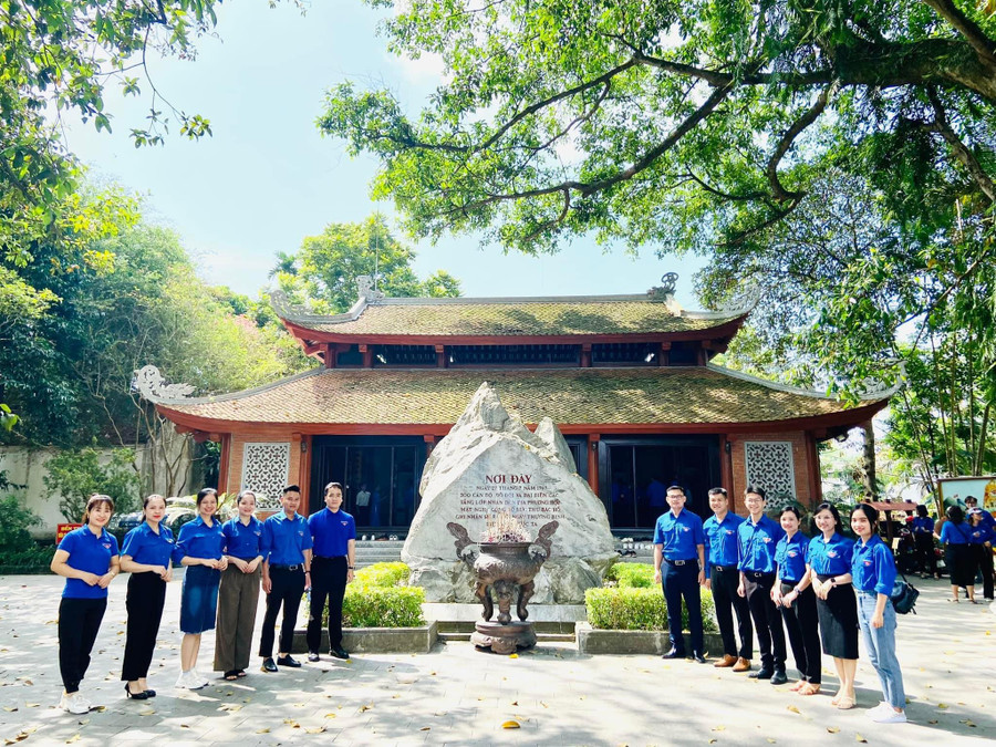 Đoàn thanh niên - Hội Sinh viên trường Đại học Kỹ thuật Công nghiệp tổ chức dâng hương tại Khu du tích lịch sử Quốc gia 27/7 thị trấn Hùng Sơn, huyện Đại Từ, tỉnh Thái Nguyên. Đoàn thanh niên - Hội Sinh viên trường Đại học Kỹ thuật Công nghiệp tổ chức dâng hương tại Khu du tích lịch sử Quốc gia 27/7 thị trấn Hùng Sơn, huyện Đại Từ, tỉnh Thái Nguyên.