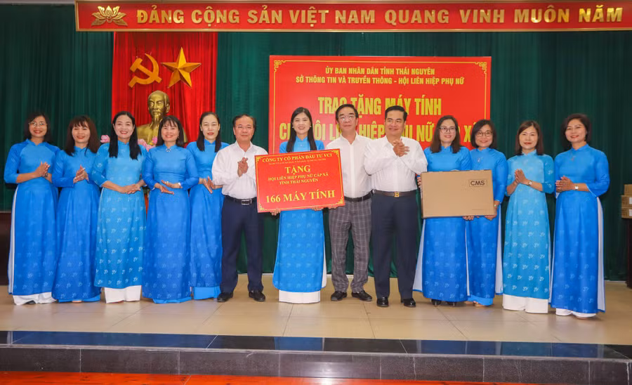 Trao tặng máy vi tính cho Hội Liên hiệp Phụ nữ cấp xã, phường.