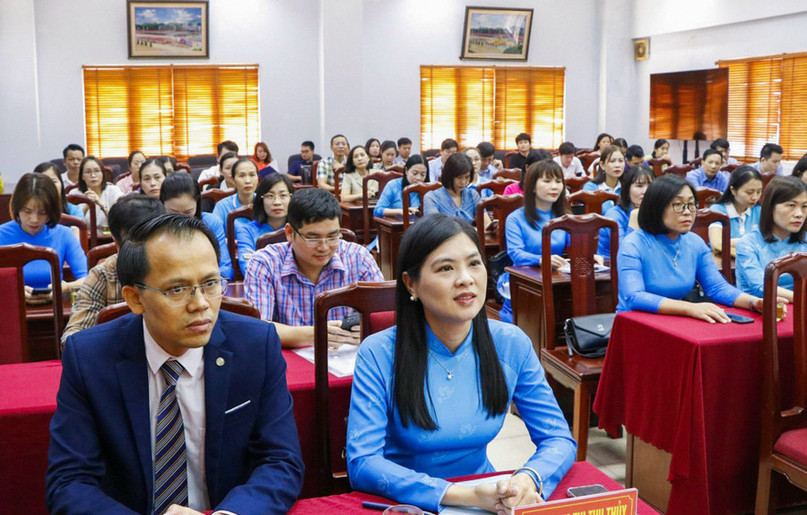 Các đại biểu tham dự chương trình. Các đại biểu tham dự chương trình.