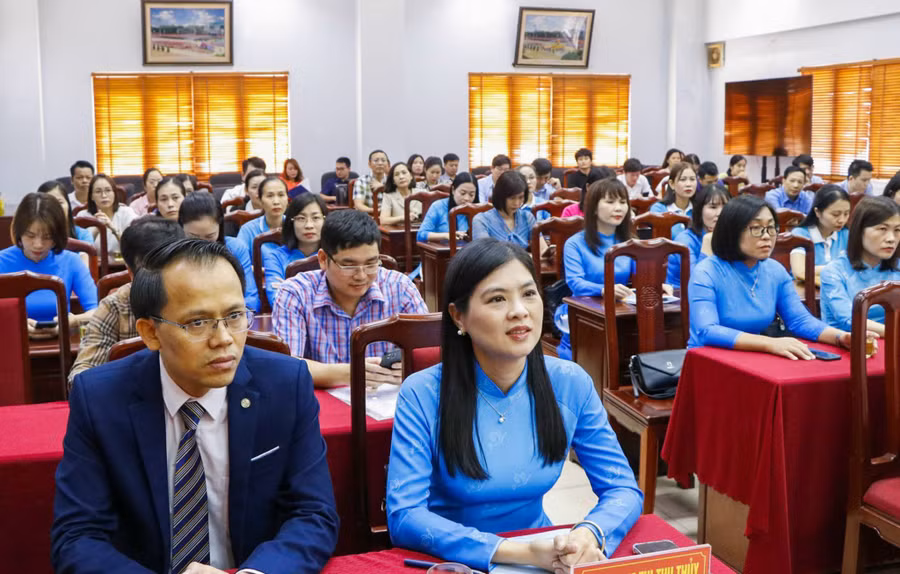 Các đại biểu tham dự chương trình.