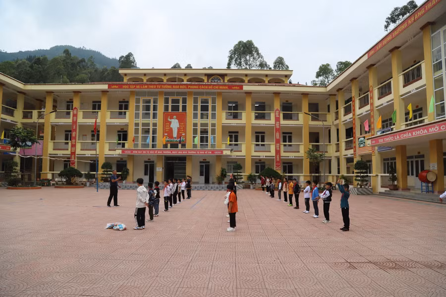 Đến nay, cơ sở vật chất phòng, lớp học của trường PTDTNT THCS và THPT huyện Đồng Văn được xây dựng khang trang, khuôn viên sân trường xanh, sạch, đẹp.