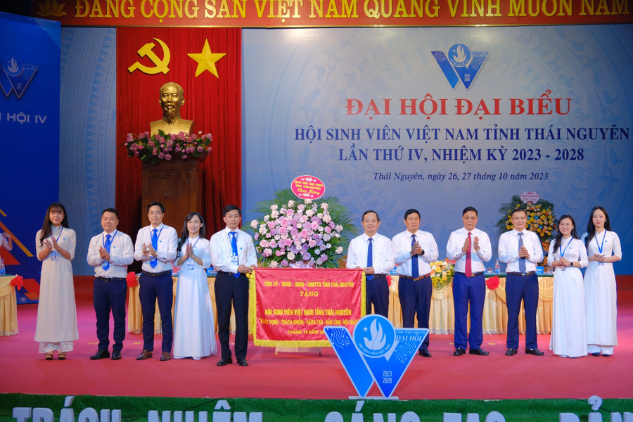 Hội Sinh viên tỉnh Thái Nguyên nhận hoa và cờ lưu niệm của Tỉnh ủy, HĐND, UBND, Ủy ban MTTQ tỉnh Thái Nguyên.