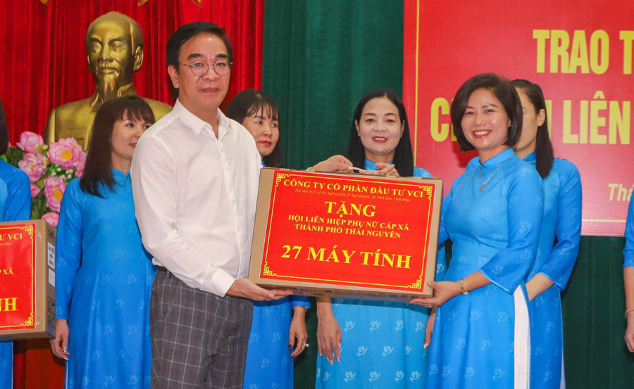 Đại diện đơn vị tài trợ trao máy tính cho Hội liên hiệp Phụ nữ cấp xã. Đại diện đơn vị tài trợ trao máy tính cho Hội liên hiệp Phụ nữ cấp xã.