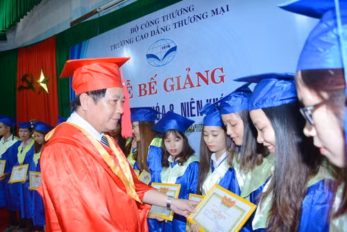 TS Đinh Văn Tuyên – Hiệu trưởng trường CĐ Thương mại trao thưởng cho SV xuất sắc toàn khóa.