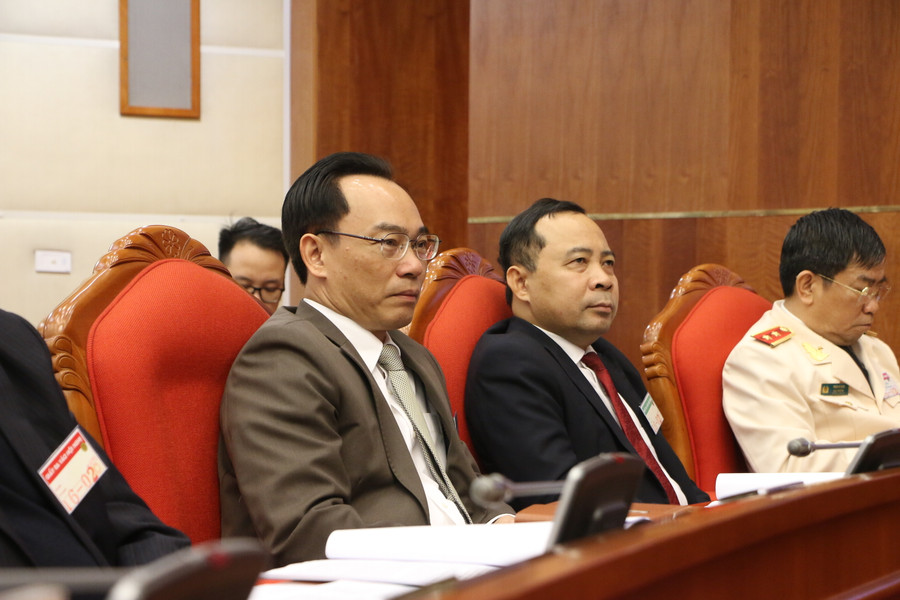 PGS.TS Hoàng Minh Sơn - Thứ trưởng Bộ GD&ĐT tham dự và lắng nghe chia sẻ của các đại biểu tại hội nghị.