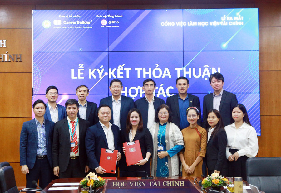 Lễ ký kết thỏa thuận hợp tác giữa Học viện Tài chính với Career Builder trong buổi ra mắt cổng việc làm Học viện Tài chính ngày 1/12/2022. Lễ ký kết thỏa thuận hợp tác giữa Học viện Tài chính với Career Builder trong buổi ra mắt cổng việc làm Học viện Tài chính ngày 1/12/2022.