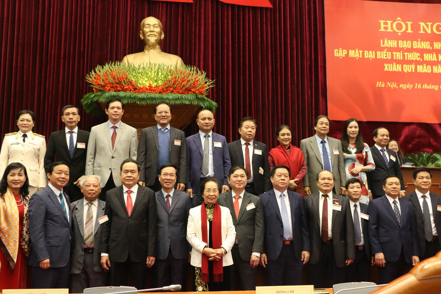 Các đại biểu tham dự buổi gặp mặt chụp ảnh lưu niệm.