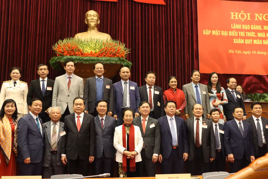 Các đại biểu tham dự buổi gặp mặt chụp ảnh lưu niệm.