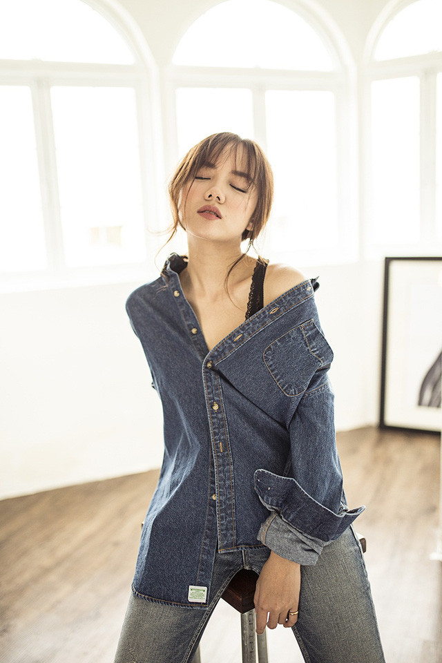 Hot girl Phương Ly: “Sống lạc quan là bí quyết để luôn trẻ trung” ảnh 7 Không còn thấy một Phương Ly yểu điệu và có phần hơi “bánh bèo” với những bộ váy quá nữ tính mà thay vào đó là những bộ trang phục năng động, mạnh mẽ và luôn theo kịp xu hướng khiến nhiều bạn trẻ vô cùng hâm mộ