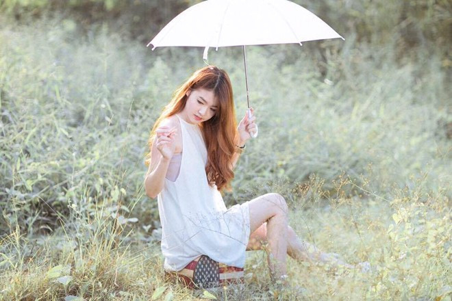 May trông dịu dàng, thanh thoát trong bộ váy trắng tinh khôi. Nhìn ở góc mặt này, y tá hot girl khá giống Á hậu Tú Anh. Nu y ta Thai Lan noi tieng vi xinh nhu hot girl hinh anh 6