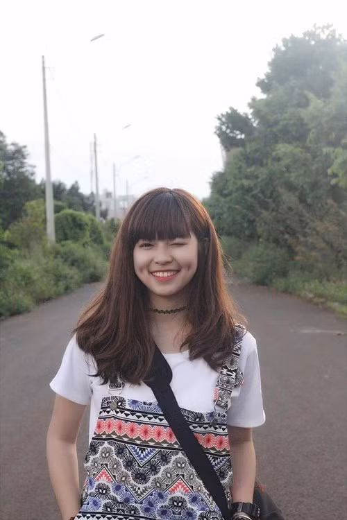 Ngạc nhiên hơn, những bộ trang phục xinh đẹp mà Khánh Vân khoác lên mình đều tự tay cô nàng lên ý tưởng và thiết kế thành.