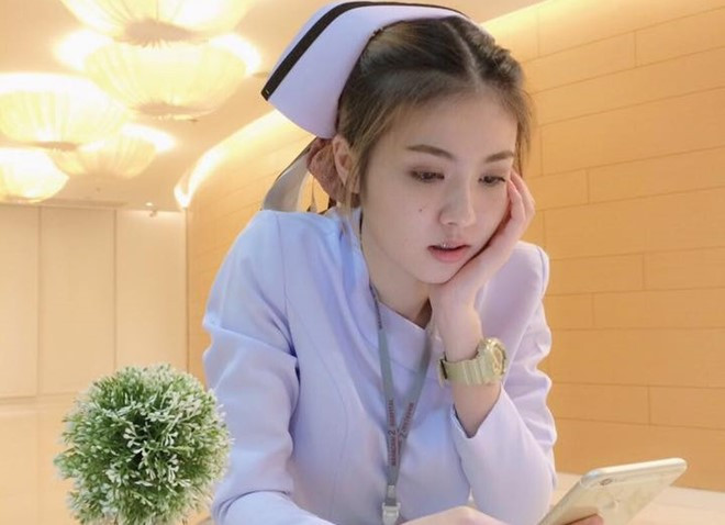 May sở hữu gương mặt xinh xắn không thua kém hot girl hay diễn viên điện ảnh. Mỗi bức ảnh được “cô gái Song Ngư” đăng tải trên mạng xã hội thường thu hút hàng trăm nghìn like (thích). Nu y ta Thai Lan noi tieng vi xinh nhu hot girl hinh anh 2