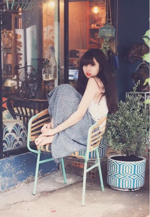 Khánh Vân sở hữu phong cách thời trang đơn giản, nữ tính nhưng không kém phần năng động, trẻ trung.