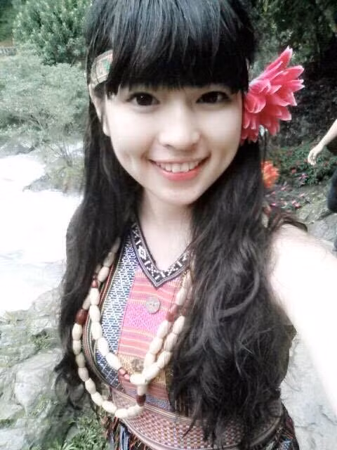 “Mình nghĩ chắc do bản thân sinh ra ở miền núi nên phong cách mặc đồ cũng bị ảnh hưởng ít nhiều. Do đó, mình thích đồ có nhiều hoạ tiết dân tộc, đặc biệt là hoạ tiết thổ dân và thổ cẩm”, Vân nói.