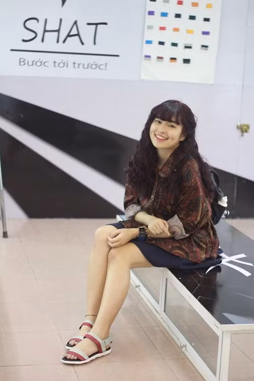 Một trong những món đồ mà cô bạn sẽ cảm thấy thiếu tự tin mỗi khi ra ngoài đó chính là đồng hồ. “Với đồng hồ, nó sẽ tạo điểm nhấn cho bộ đồ, giúp mình ấn tượng và phong cách hơn”.