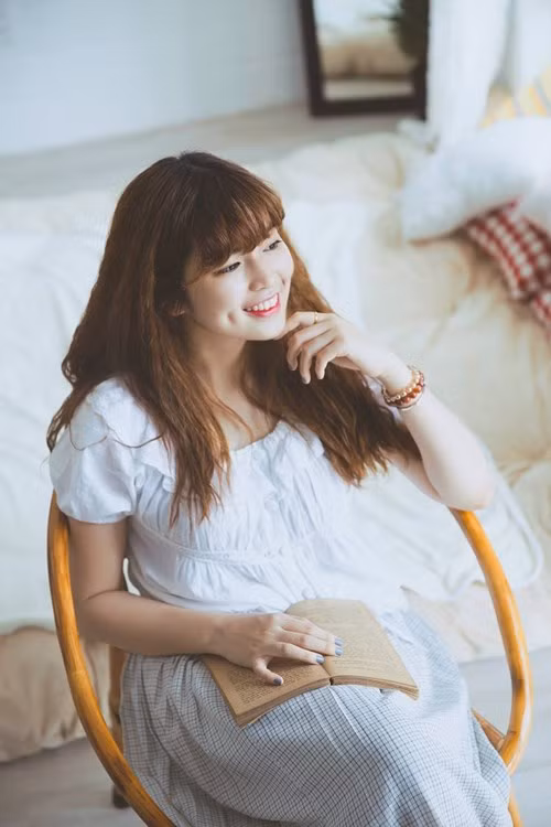 "Mặc những gì mình thích, phù hợp với hoàn cảnh và thoải mái đối với bản thân" chính là bí quyết giúp hot girl má lúm Đắk Lắk có được sự tự tin mỗi khi diện đồ.