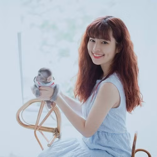 Sở hữu chiều cao khiêm tốn 1m56, tuy nhiên, Vân luôn biết làm đẹp cho mình với những bộ trang phục phù hợp, trẻ trung.