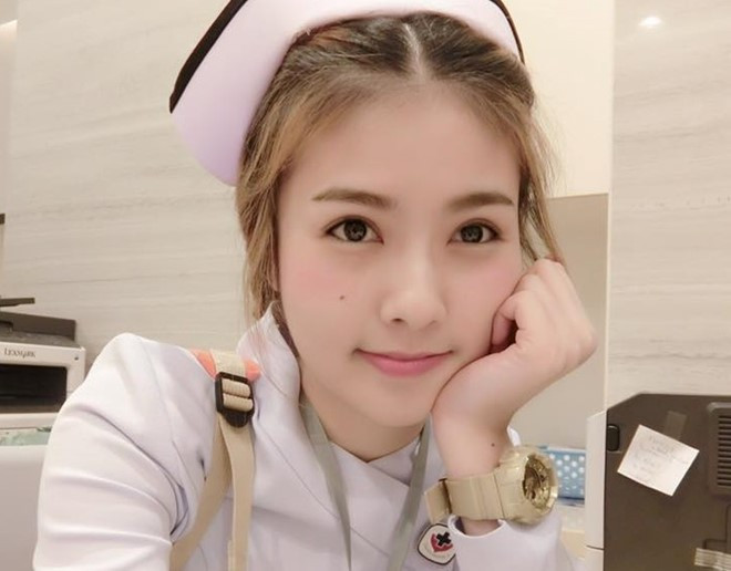 Maypim tên thật là Pimchanok Chumpuchai, sinh năm 1993, đến từ tỉnh Nan, phía Bắc Thái Lan. Cô hiện học khoa Điều dưỡng tại Đại học Christian. Nu y ta Thai Lan noi tieng vi xinh nhu hot girl hinh anh 1