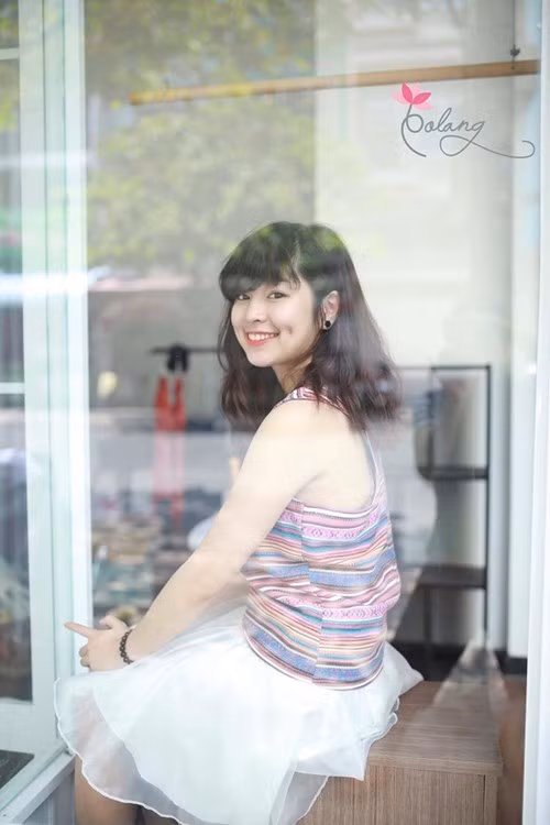 "Từ trước tới nay, thời trang vốn là sở thích của mình. Cũng vì thế mà khi lên đại học, mình quyết định theo học chuyên ngành thời trang. Ở nhà, mình thường xuyên mua vải (máy may thì có sẵn rồi), cứ có ý tưởng gì độc đáo, lạ lạ thì mình lại muốn cho ra sản phẩm ngay. Và đối với bản thân cũng không phải là ngoại lệ”, cô nàng chia sẻ.