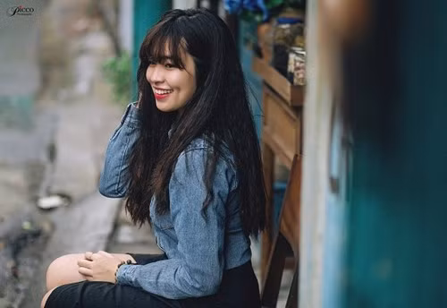 Cô nàng cũng không nhận mình là người ăn mặc theo mốt, mà chỉ thấy đẹp, hợp lí là mua. “Theo mình, chỉ cần mặc những bộ đồ mình cảm thấy tự tin, thoải mái và phù hợp với vóc dáng của mình là được. Chúng ta không được xuề xòa quá và quan trọng là phải gọn gàng, sạch sẽ. Như vậy sẽ dễ dàng thu hút ánh nhìn thiện cảm hơn từ phía những người xung quanh”.