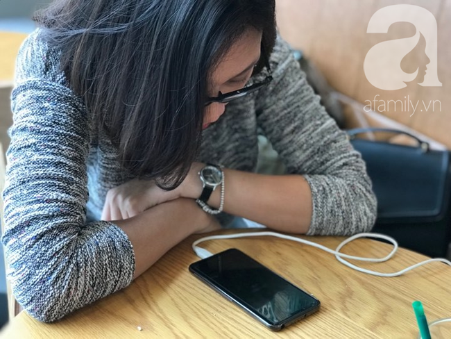 Tai nạn nguy hiểm: Vừa sạc pin vừa nói chuyện điện thoại, thanh niên 29 tuổi suýt nát mặt, mất bàn tay - Ảnh 3.